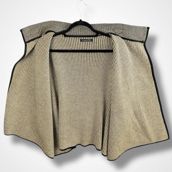 Do everything in Love Poncho Womens One Size Black White Knit Toggle Cape Collar - Picture 4 of 11